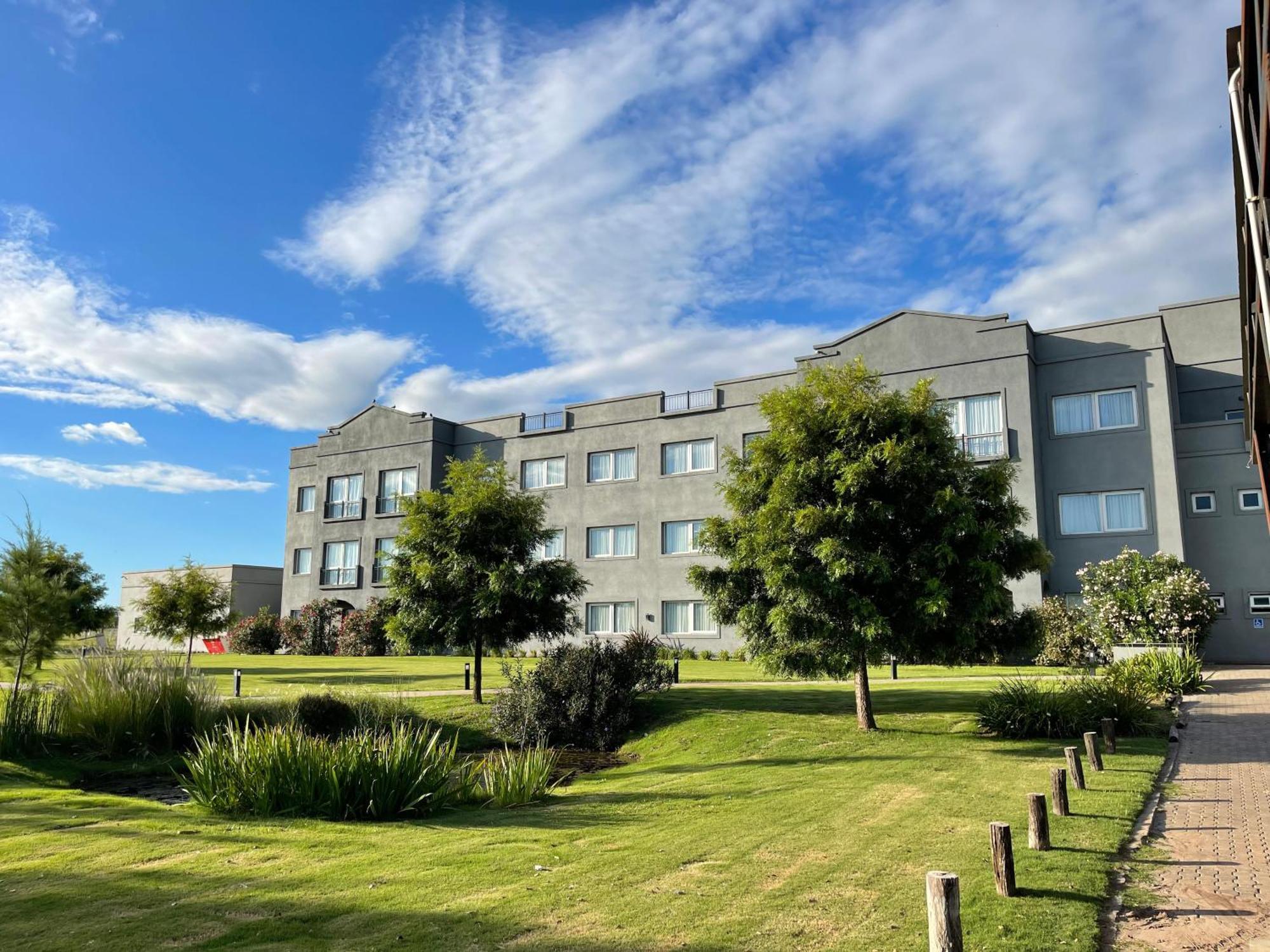 Howard Johnson Hotel & Resort Funes Dış mekan fotoğraf
